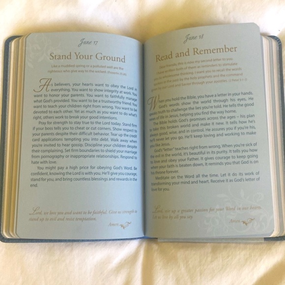 366 DEVOTIONS For Couples. MR. & MRS - Picture 12 of 14